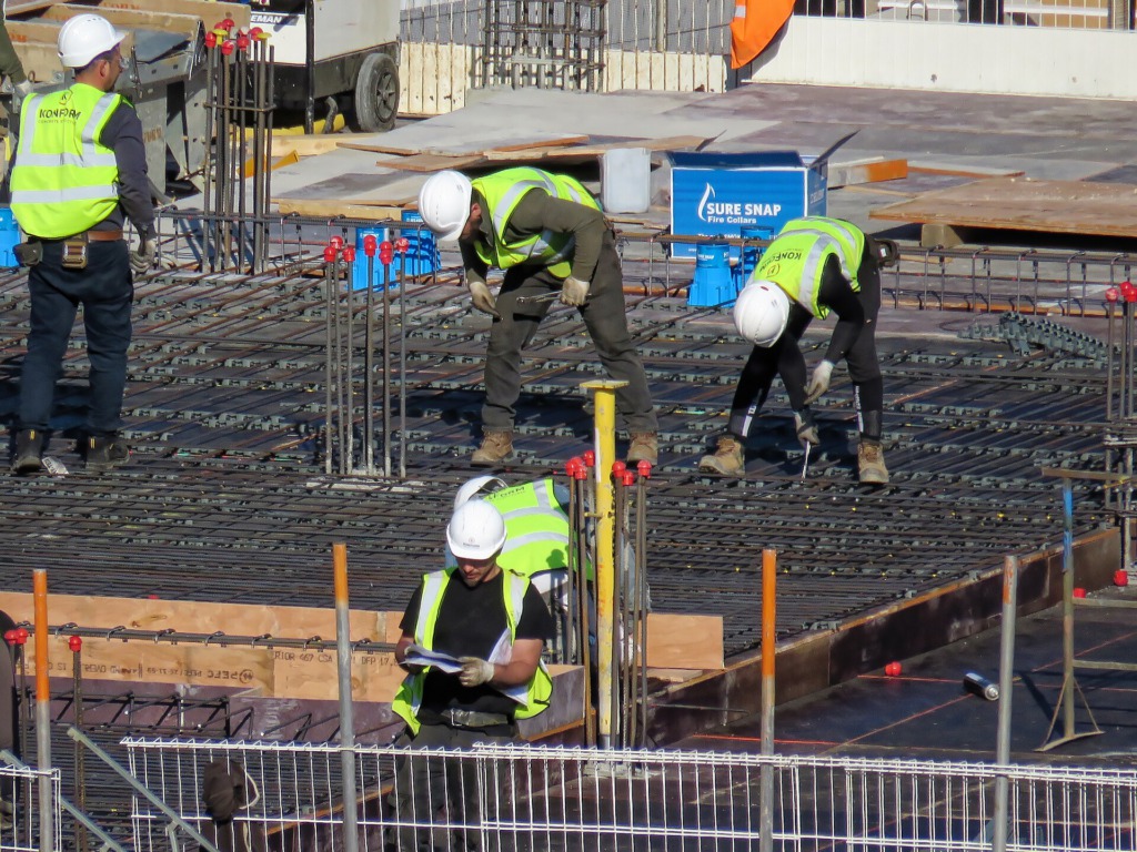 Trabalhadores da construção civil em canteiro de obras