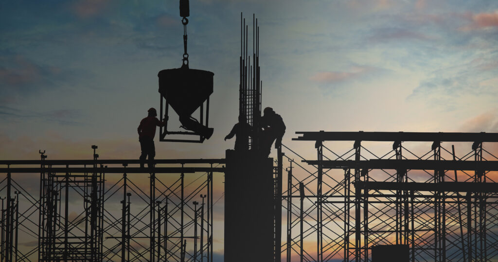 Trabalhadores em estrutura de concreto no canteiro de obras