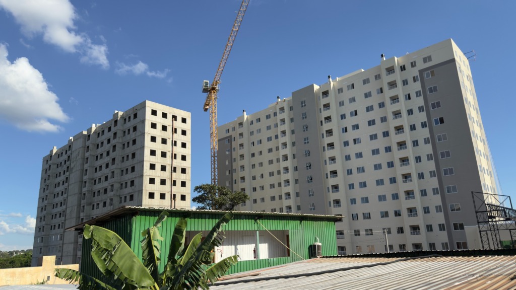 Edifício residencial em obra em Maringá, com torre de concreto e guindaste